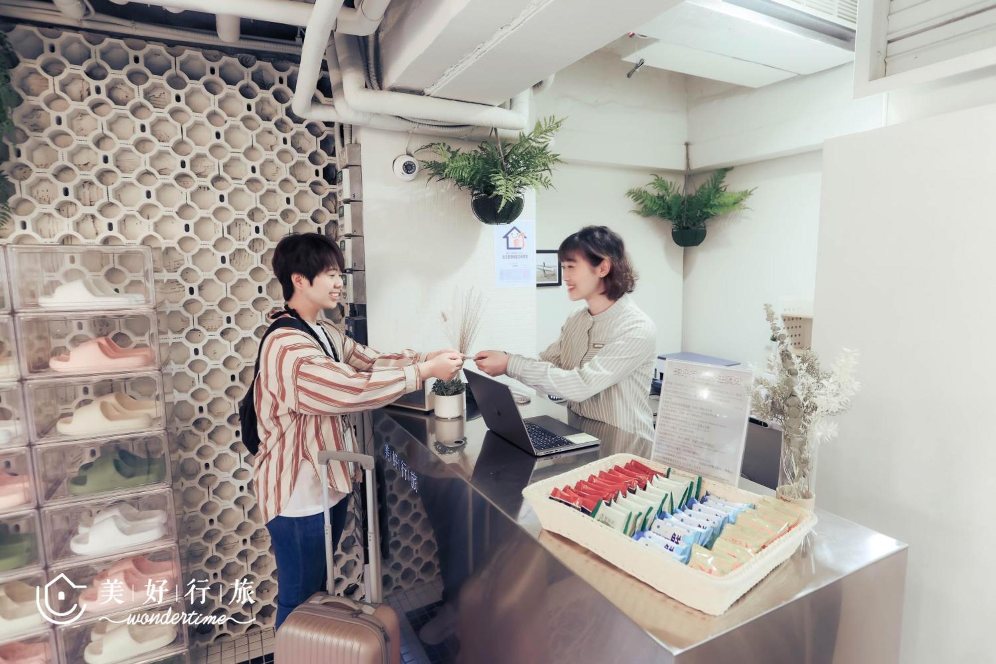 Wondertime2- Ladies' 'taipei Main Station